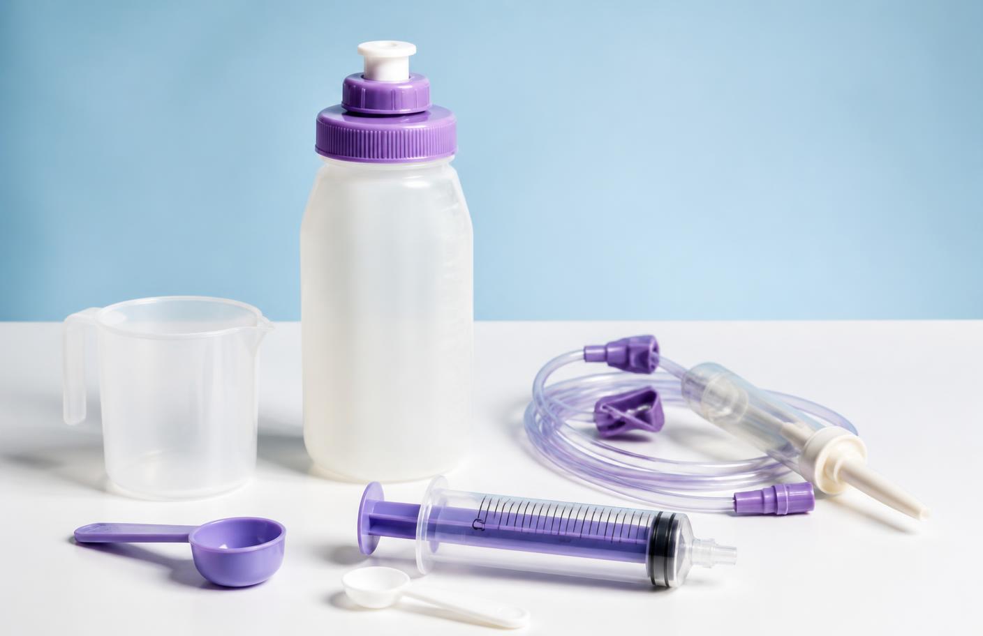 Frasco, equipo e seringa utilizados na rotina de nutrição enteral